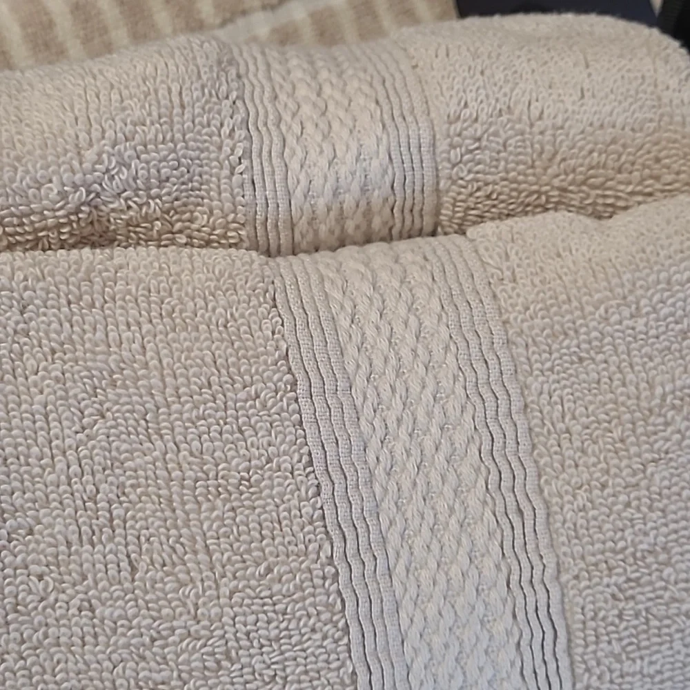 DKNY Bath Towel Set